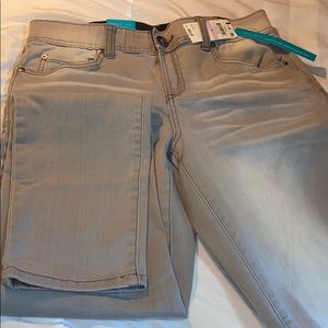 INC INTERNATIONAL CONCEPTS
PETITE SKINNH LEG JEANS